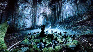 Elara à genoux près de fleurs éclairées par la lune sur un autel couvert de mousse, une légère vapeur s’élevant vers le ciel nocturne.