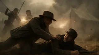Au cœur de la bataille, Bauer protège le Capitaine Sinclair des tirs ennemis.