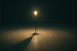 Leere Bühnenbretter mit einem unscharfen Schatten, der sich in Richtung einer Geisterlampe erstreckt.